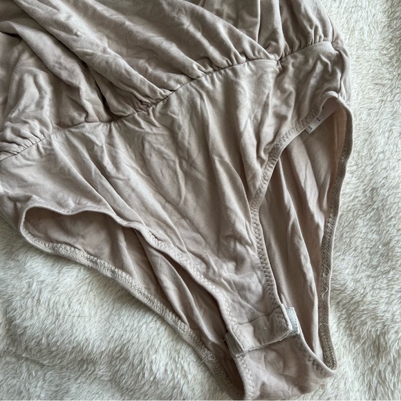 Kimchi Blue v-neck bodysuit - Picture 3 of 5